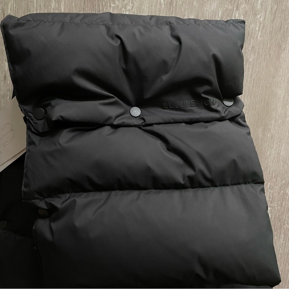 Lululemon Wunder Puff Scarf - Black - 600-fill-power goose down MSRP $98 - Picture 5 of 9